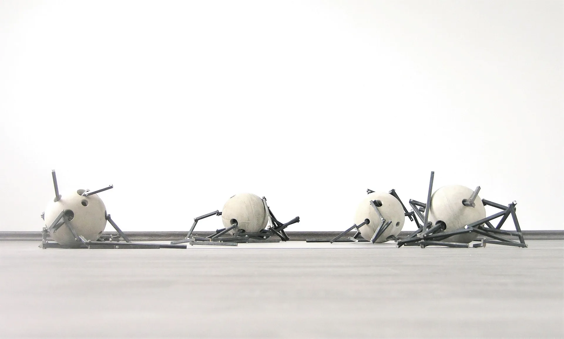 Ufos I-IV, 2013-14, Beton, Eisen verschraubt, Maße variabel